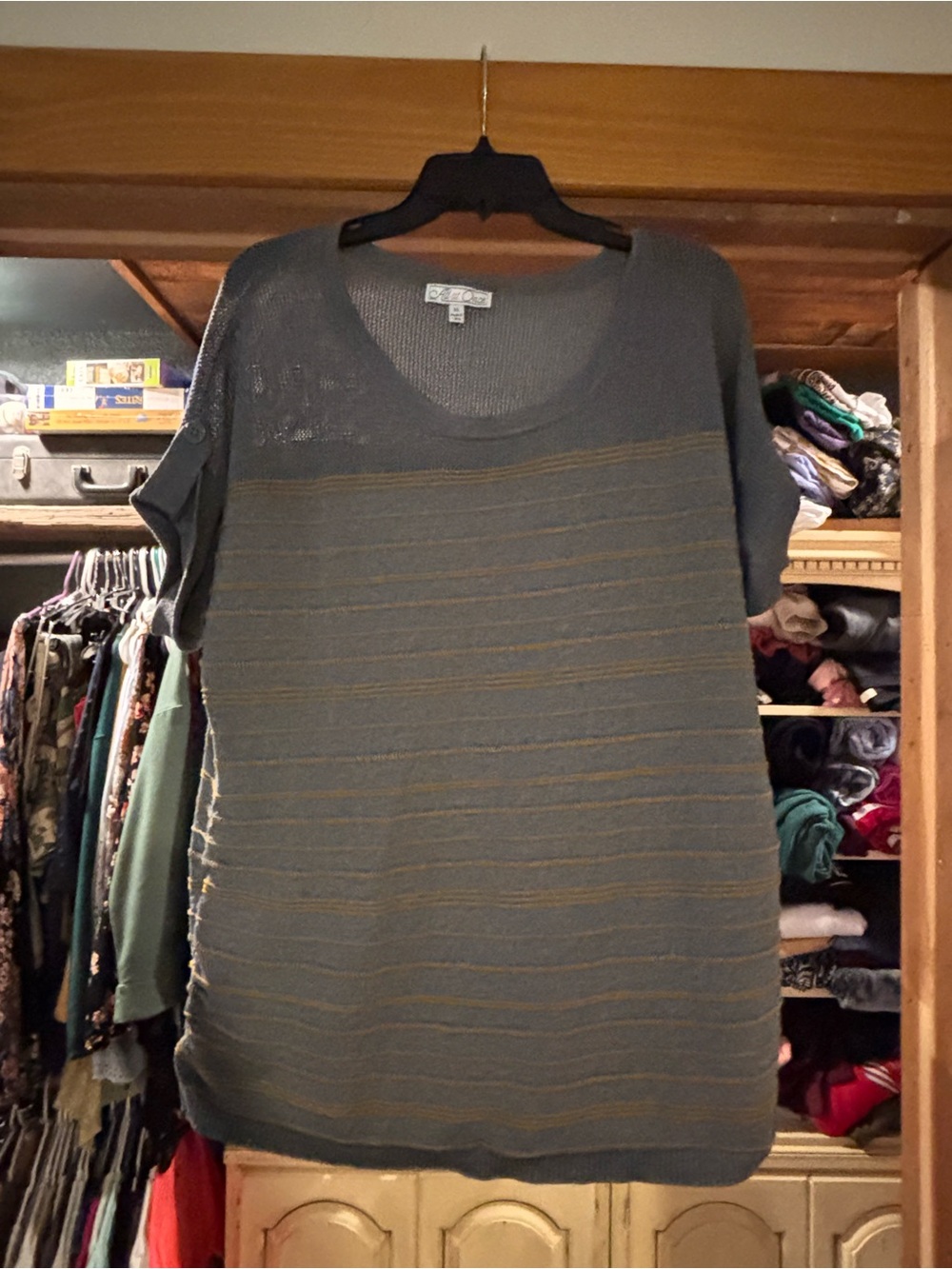 Light Gray Short Sleeve Knit Sweater with Subtle Gold Stripes